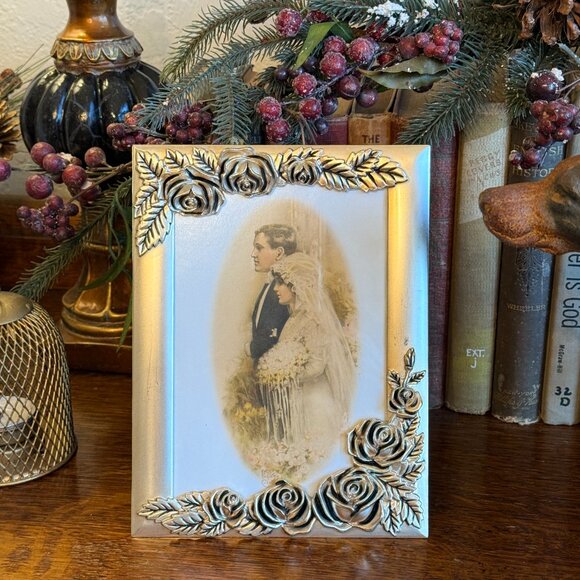 Vintage Frame with 3D Roses and Wedding Picture - Picture 10 of 13